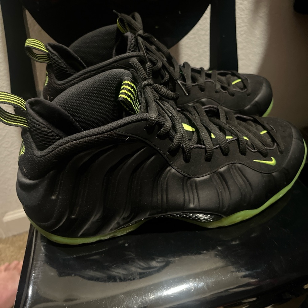 Black Nike Foamposite-Sneakers with Neon Green Accents